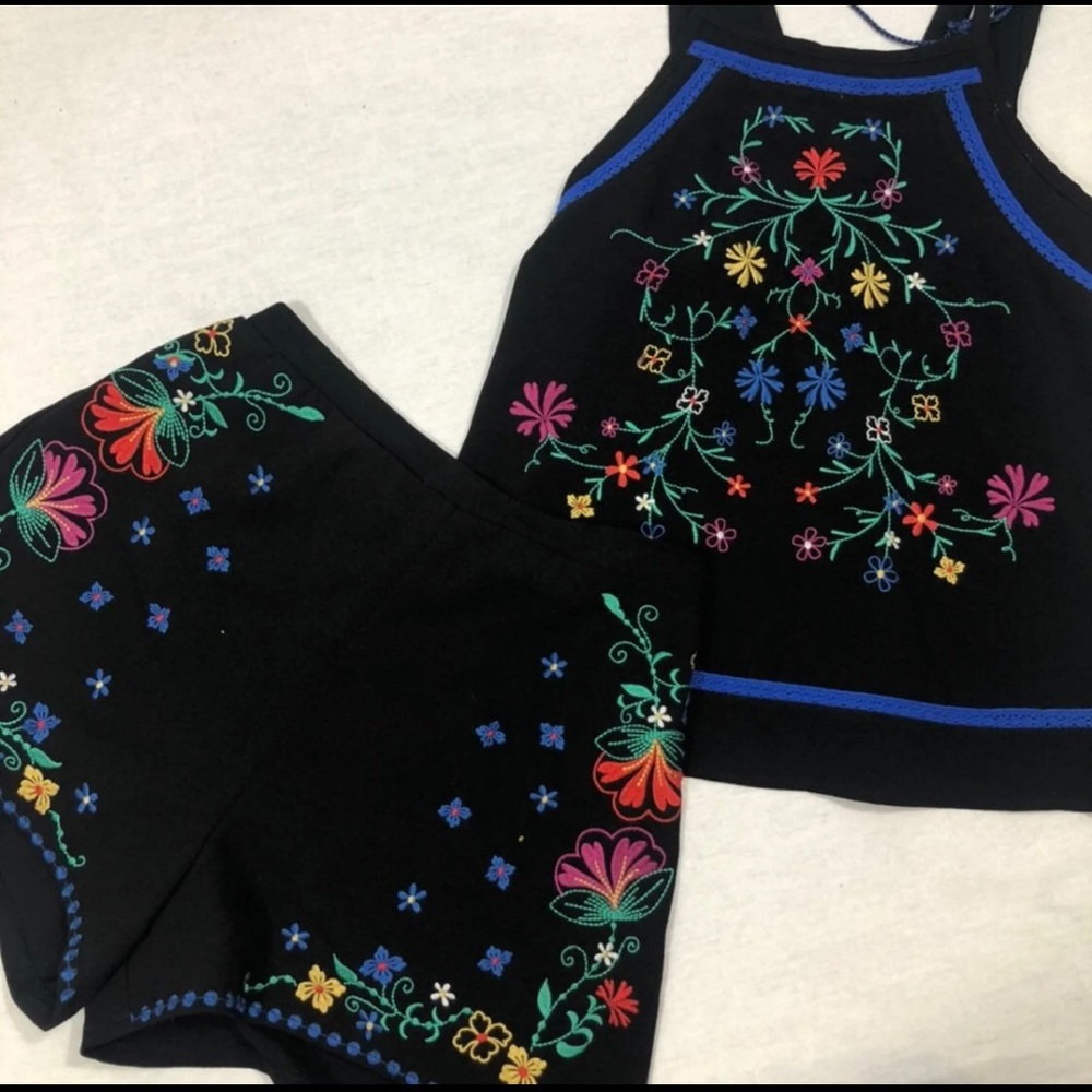 Black shortset With embroidered flowers